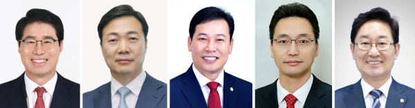 (왼쪽부터)국민의힘 양홍규 서구을당협위원장, 이택구 전 대전시 행정부시장, 강노산 전 서구의원, 조성천 변호사, 더불어민주당 박범계 국회의원. (이상 여야순)