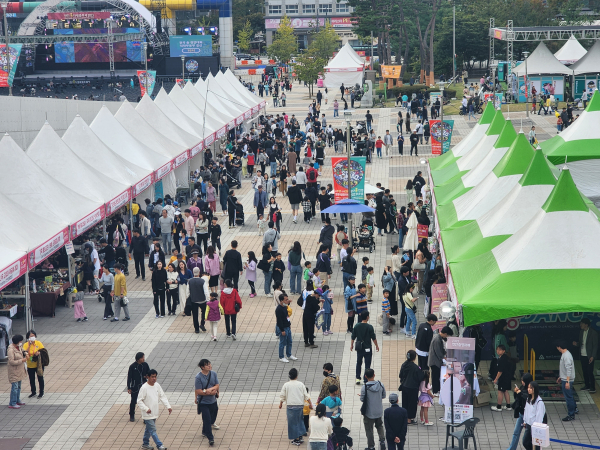 주말을 맞아 많은 방문객들이 몰린 행사장/사진=박동혁 기자