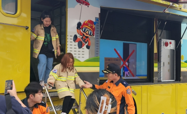 소방 체험을 진행한 어린이들/사진=박동혁 기자