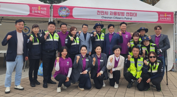 자원봉사자들을 격려하고 기념촬영을 하는 천안시의회 의원들과 자원봉사자들/사진=박동혁 기자