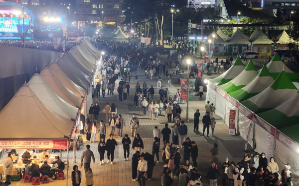 천안흥타령춤축제 첫날 행사장을 찾은 방문객들/사진=박동혁 기자