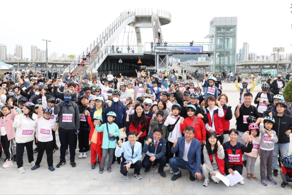 지난 7일 금강보행교 이응다리 북측 주차장에서 ‘비단길 따라 두 바퀴’ 축제 진행 단체사진