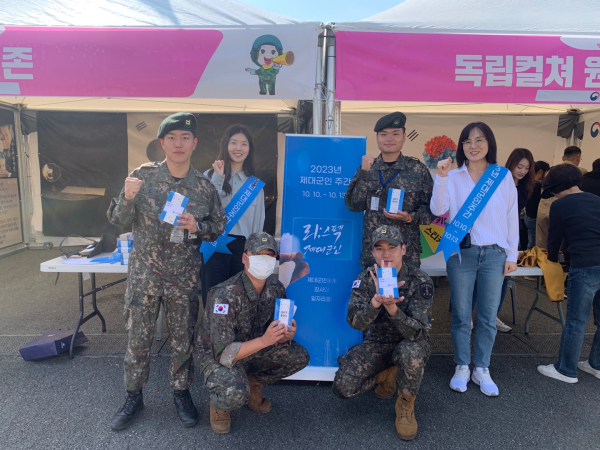 계룡軍문화축제 현장에서 방문객 대상 제대군인주간 계기 캠페인 진행 모습
