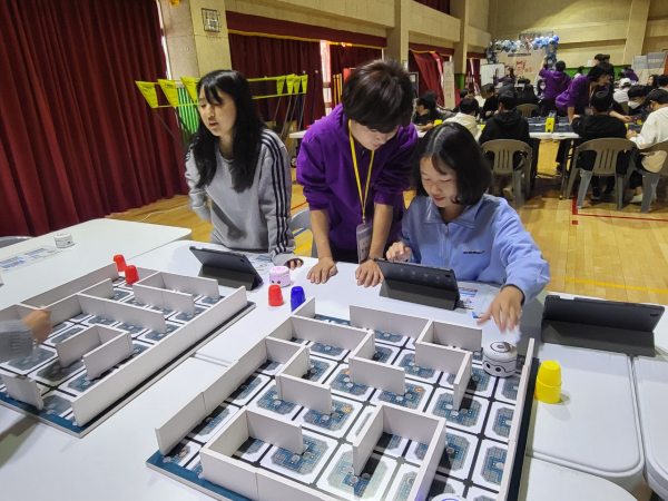 온빛초 학생들이 소프트웨어(SW)·인공지능(AI) 체험전에 참여하고 있다.