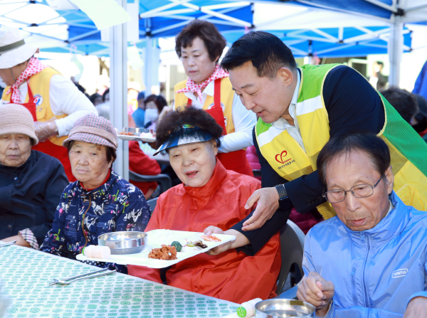 20일 열린 대전 서구 자원봉사센터 사랑의 밥차 행사 장면