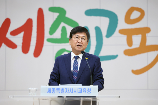 최교진 교육감이 직원들에게 당부의 말을 하고 있다.