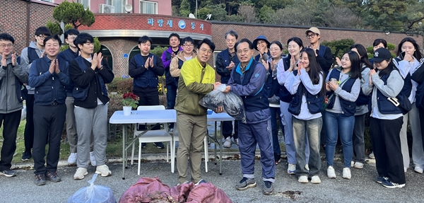 수확한 작물을 파랑새둥지에 전달하는 모습