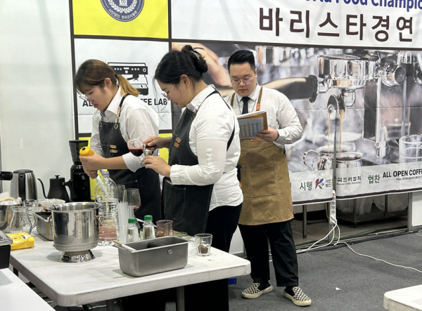 대회에서 음료를 준비중인 학생들의 모습