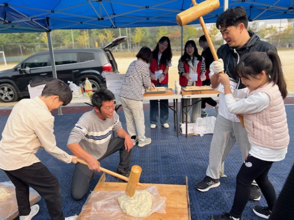 연양초 벼 추수행사 모습( 떡메치기)