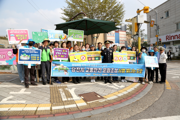 지난 26일 계성초 인근 교차로에서 민관 합동 교통안전 캠페인 전개 후 단체사진