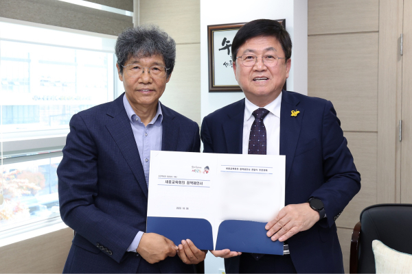 30일, 청사 3층 접견실에서 열린 세종교육회의 정책제안서 전달식 모습(왼쪽) 장수명 세종교육회의 대표의장(한국교원대 교수) / (오른쪽) 최교진 교육감