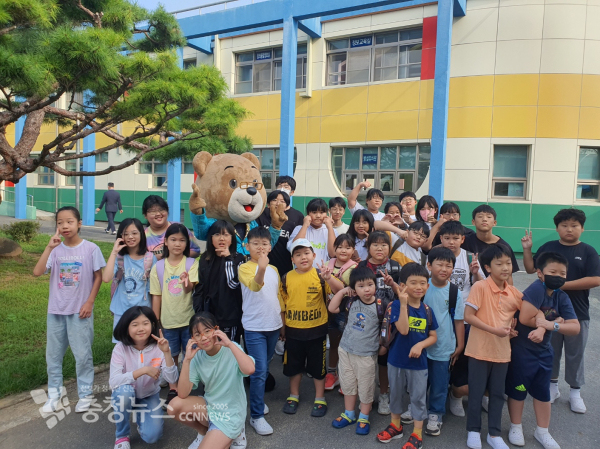 논산광석초 학생들 모습. 탈을 쓴 인물이 김주현 교장이다.