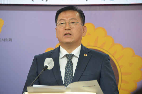 브리핑 하는 유인호 의회운영위원장