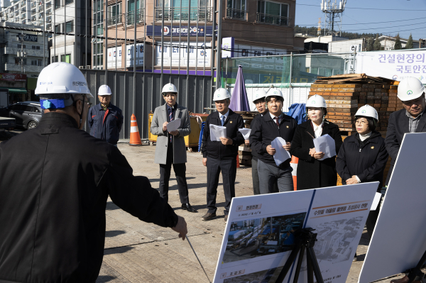 (오른쪽부터) 도시건설국장, 손도선·최병순 의원, 강정수 위원장, 최규·조규식 의원, 설재영 부위원장