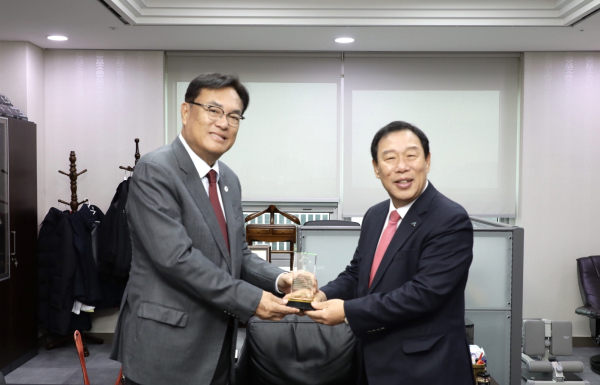 정진석 의원 면담 모습