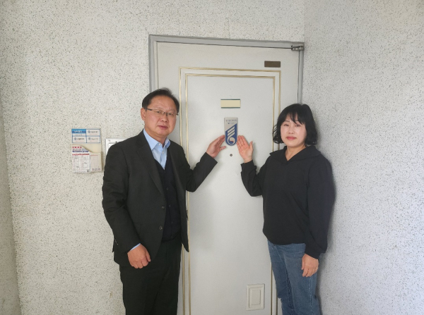 강만희 대전지방보훈청장(좌)과 순직군경 유족(우)이 함께 명패를 부착하고 있다