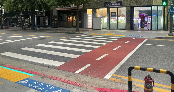 호수공원 중앙사거리에 설치된 엘이디 바닥형 보행신호등 모습