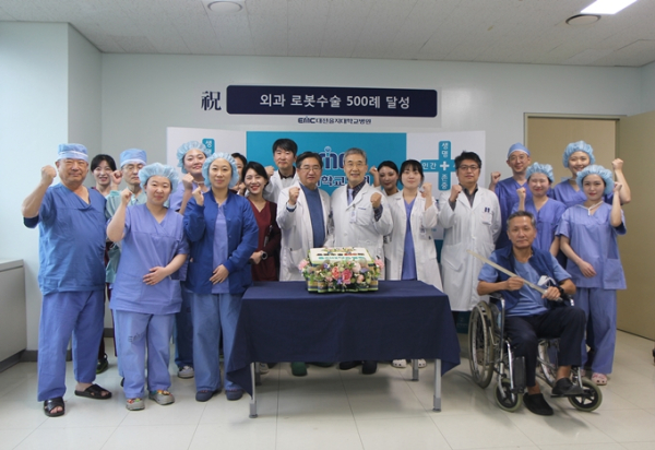 외과 로봇수술센터 의료진들이 500례 달성 세리모니에서 사진촬영에 임하고 있다