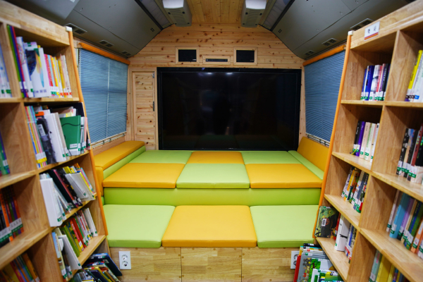 27일 시청 현관 앞에서 열린 서산시립이동도서관 시승식 모습