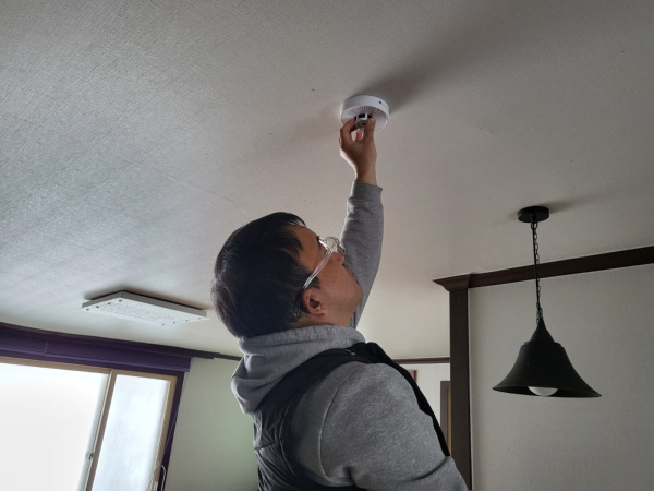 취약계층 가구에 ‘IoT 무선화재감지기’ 설치 모습