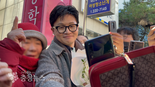 한동훈 법무부장관이 21일 CBT 대전센터 개소식 현장에서 지지자를 만나 사진을 촬영하고 있다.