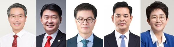 왼쪽부터 국민의힘 박경호 대덕구 당협위원장, 정용기 한국지역난방공사 사장, 이석봉 전 대전시 경제과학부시장, 더불어민주당 박영순 국회의원, 박정현 전 대덕구청장. (이상 여야순)