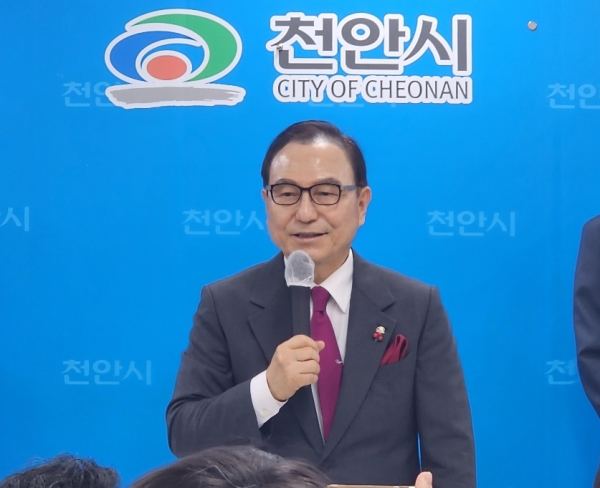 신년을 맞아 시청 브리핑실을 찾은 박상돈 천안시장/사진=박동혁 기자