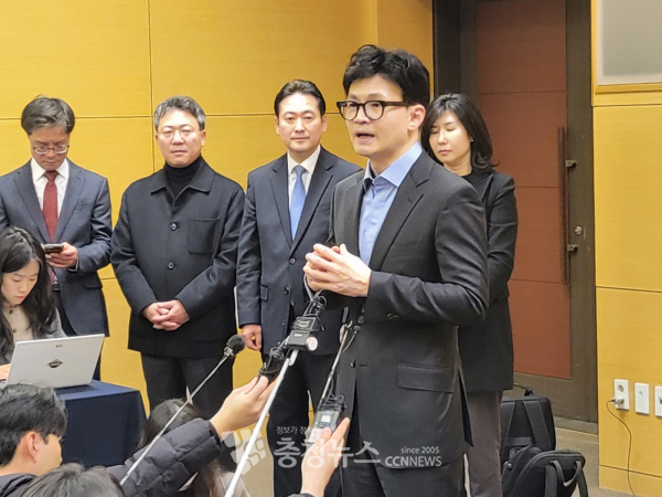 한동훈 국민의힘 비대위원장이 2일 대전컨벤션센터에서 대전시당 신년인사회를 마친 뒤 백브리핑을 하고 있다.