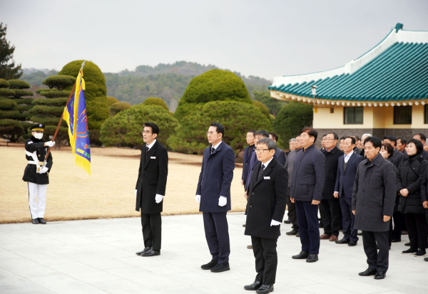 이완섭 서산시장을 비롯한 민주평화통일자문회의 서산시협의회 등 단체 100여 명이 국립대전현충원에서 참배하는 모습