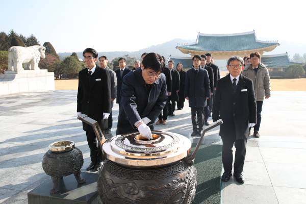 국립대전현충원을 찾아 참배하고 있는 김형렬 행복청장과 직원들