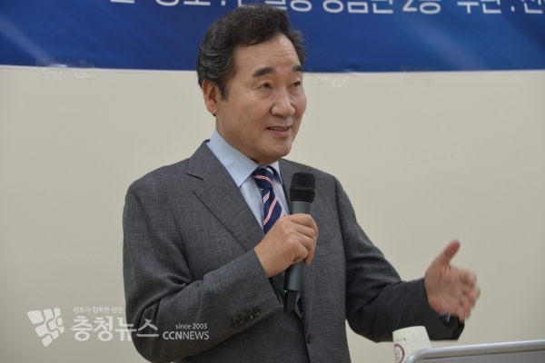 기자회견하는 이낙연 전 총리