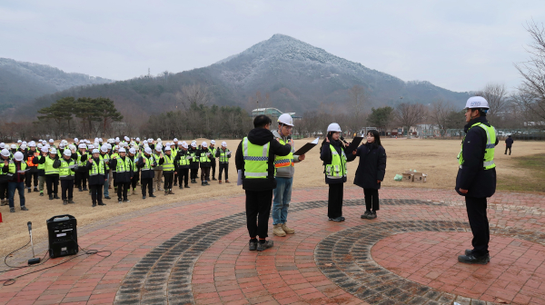 지난 11일, 김윤양 충청본부장(맨 오른쪽)과 철도공단 충청본부 및 협력사 관계자들이 금강로하스 대청공원에서 안전·청렴 결의를 하고 있다.