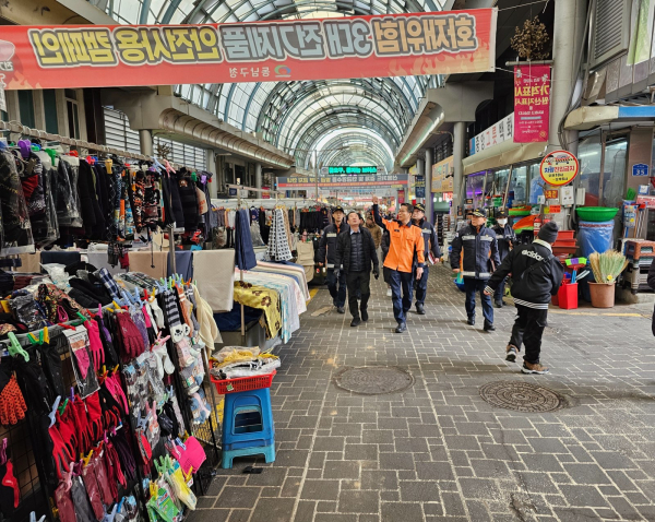 권혁민 소방본부장이 천안중앙시장을 방문해 현장점검하고 있다