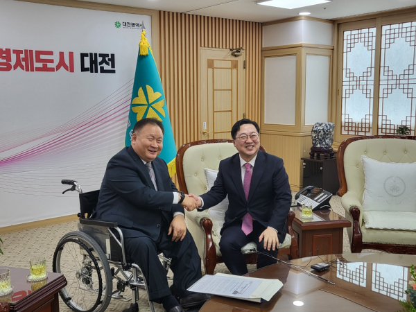 (왼쪽부터)이상민 의원과 이장우 대전시장이 23일 대전시청 응접실에서 악수하고 있다.