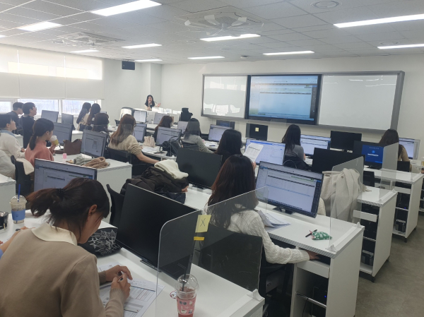 신규 임용 공무원과 복직 공무원들이 세종교육원에서 컴퓨터로 업무 실습을 하고 있다.