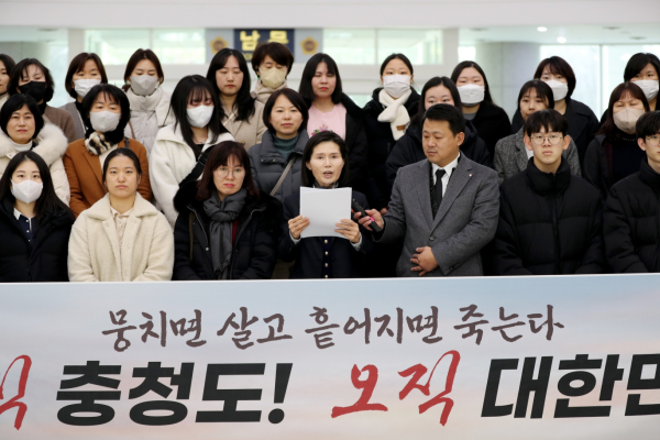 YC청년회의 충청 윤경숙 대표와 회원들이 1일 대전시의회에서 정치쇄신을 촉구하는 기자회견을 하고 있다.