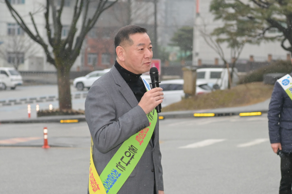 6일 출근하는 직원들을 대상으로 ‘반부패·청렴 실천 캠페인’ 진행중인 최원철 시장