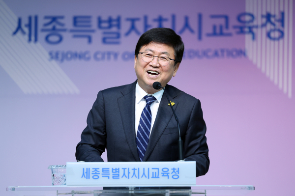 최교진 교육감이 6일 월례회의에서 당부 말을 하고 있다.