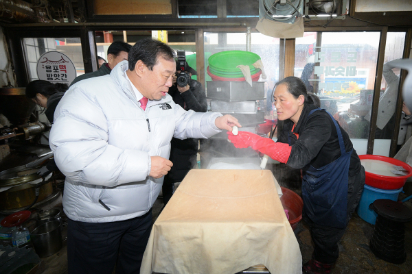 최민호 시장 설맞아 대평시장 방문해 상인과 소통 모습