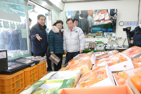 최민호 시장 설맞아 대평시장 방문해 상인과 소통 모습