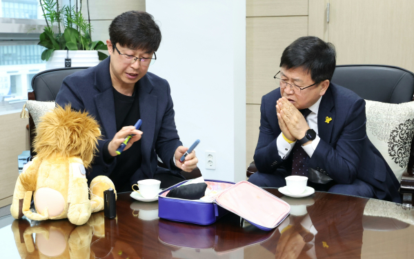 최교진 교육감이 21일 오전에 교육감 접견실에서 제1형 당뇨 환아 학부모인 박근용 씨와 면담을 진행하고 있다.