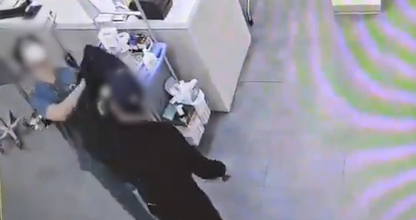 의료진을 폭행하는 모습이 CCTV에 담겼다.