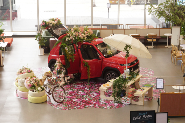 1,000송이 꽃으로 장식된 ‘캐스퍼’ 오프라인 전시