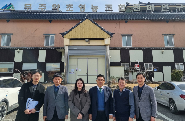 농업회사법인 ㈜포렘 * 한국농수산식품유통공사 김춘진 사장(좌측 4번째), ㈜포렘 박미란 대표(좌측 3번째)