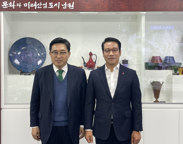 전북 남원시청 방문 기념사진   * 한국농수산식품유통공사 김춘진 사장(좌측 1번째), 남원시청 최경식 시장(좌측 2번째)