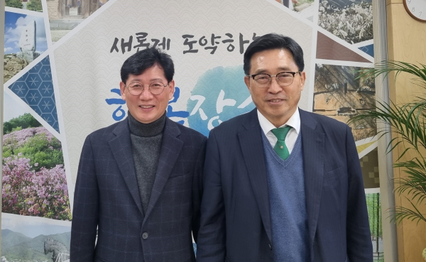 전북 장수군청 방문 기념사진   * 한국농수산식품유통공사 김춘진 사장(좌측 2번째), 장수구청 최훈식 군수(좌측 1번째)