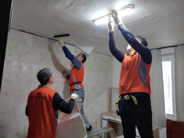 한국타이어 봉사단과 보훈가족 주거환경 개선 진행 모습