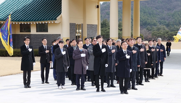 KAIST 이광형 총장과 주요 보직자, 학생 대표 약 40여명이 국립대전현충원을 찾아 참배하는 모습