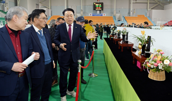 한국춘란 찾아가는 지역순회 경매현장 * 왼쪽부터((재)국제난문화재단 김진공 이사장, 한국농수산식품유통공사 김춘진 사장, 구복규 화순군수)
