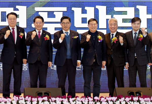 2024 화순 난 명품 박람회 기념사진 * (왼쪽부터, 구복규 화순군수, 김영록 전라남도지사, 김춘진 aT사장)